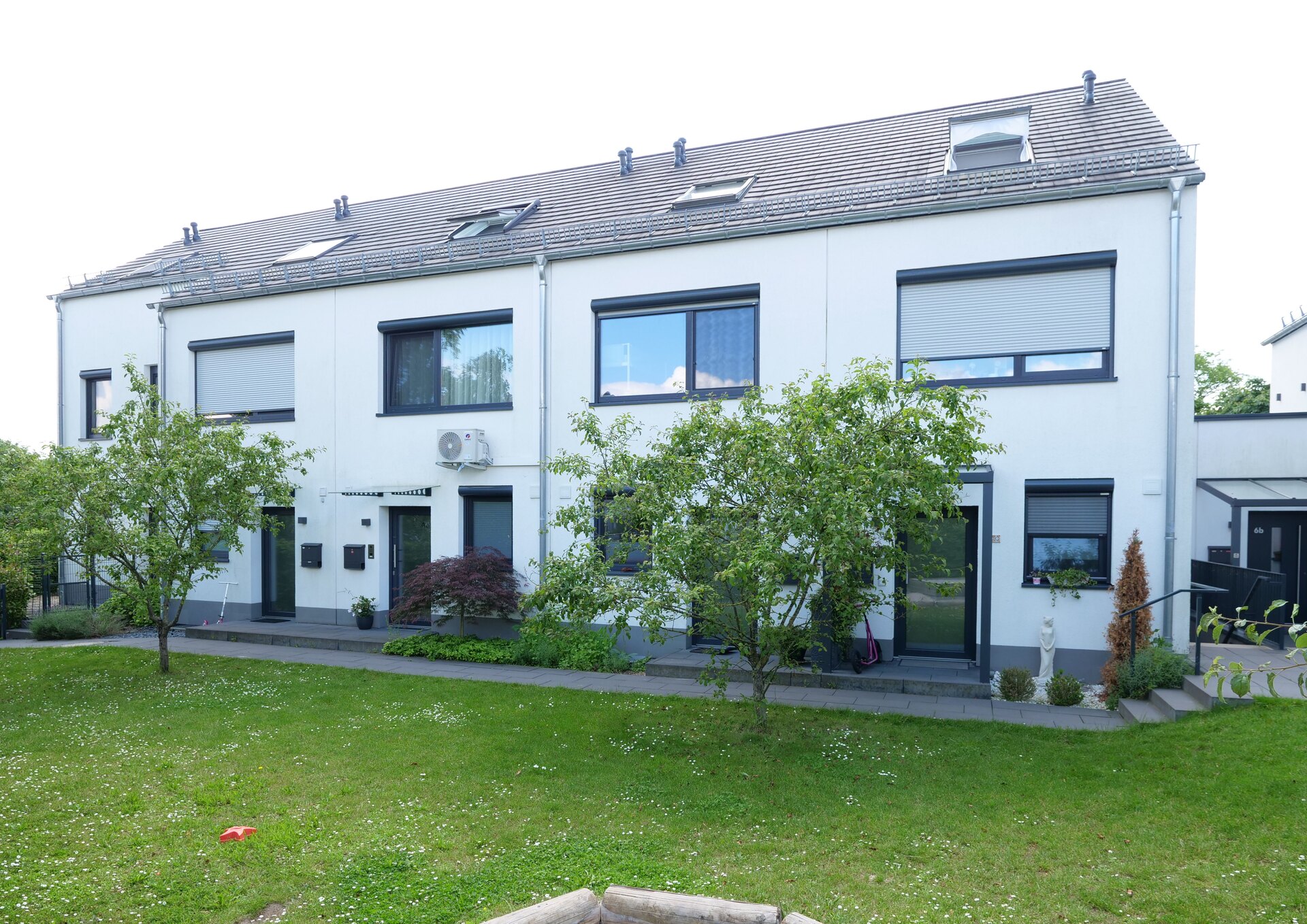 Hochheim-Massenheim — Reihenhaus-Ensemble Front